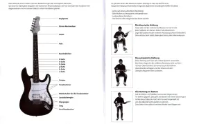 Mann spielt E-Gitarre im Stehen. Der Gitarrengurt ist wichtig, damit man alle Akkorde leicht greifen kann.