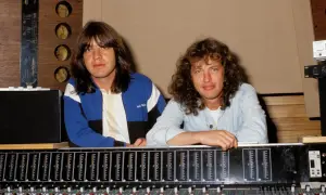 Malcolm Young und sein Bruder im Aufnahmestudio, umgeben von Technik.