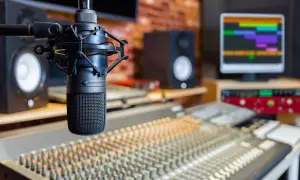 Mikrofon, Mischpult und Monitor im Tonstudio. Hier wird jeder Klang zu einem perfekten Sample.