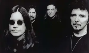 Vier Männer posieren für ein Foto. Sie sind die Mitglieder der ersten Metal Band, Black Sabbath.