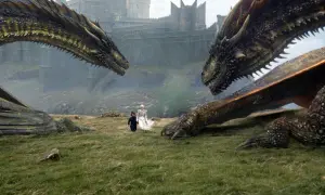 Zwei Drachen blicken sich gegenüber, während Daenerys und Tyrion im Gras stehen. Die epische **Titelmusik Game of Thrones** beginnt.