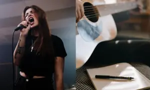 Eine Sängerin singt leidenschaftlich ins Mikrofon, während daneben eine Gitarre und ein Notizbuch liegen. Die Künstlerin ist eine Singer-Songwriterin.
