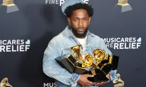Kendrick Lamar, der beste Rapper der Welt, hält stolz seine Grammys.