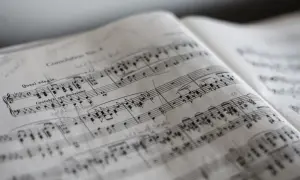 Notenblatt mit klassischer Musik, die an englische Lieder erinnert, die jeder kennt.