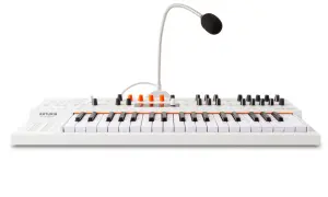 Ein weißes Arturia Minifreak Keyboard mit Mikrofon.