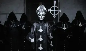 Geister-Frontmann mit Totenkopf-Make-up und Kapuzengewänder, die an beliebte Metal-Bands erinnern.