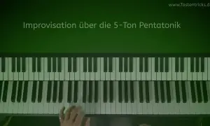 Hände spielen auf einem Klavier die 5-Ton Pentatonik. Improvisation über die Pentatonik.