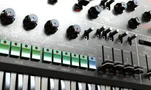 Nahaufnahme eines Synthesizers mit vielen Knöpfen und Schaltern, bereit für neue Synthesizer-News.