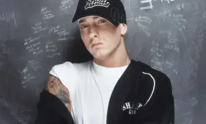 Eminem, der erfolgreichste Rapper, trägt eine "Shady"-Kappe vor einer Tafel mit Formeln und Texten.