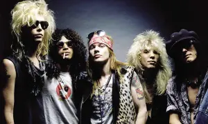 Fünf Musiker der legendären rock gruppen Guns N' Roses posieren lässig.