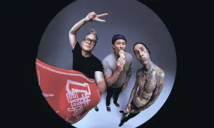 Blink-182, bekannt für ihren Pop-Punk-Genre, mit Eiscreme und einem roten Fächer.