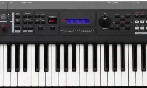 Yamaha MX49 Synthesizer mit 49 Tasten, Reglern und einem Display, bereit für musikalische Kreationen.