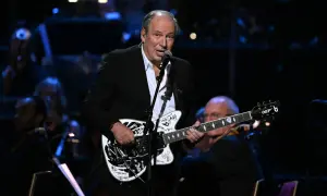 Hans Zimmer spielt auf einer Gitarre mit dem Bond-Logo. Seine beste Filmmusik erklingt live.