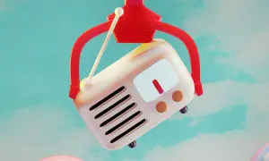 Ein roter Greifarm hebt ein Retro-Radio hoch. Vielleicht spielt es den meist gecoverten Song aller Zeiten.