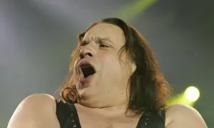 Sänger mit offenem Mund, der die lauteste Band der Welt repräsentiert.