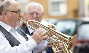 Zwei Musiker spielen Trompeten. Vielleicht spielen sie eines der meistgespielten Lieder bei Beerdigungen in Deutschland.