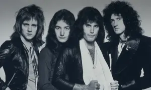 Die Mitglieder von Queen posieren für ein Schwarz-Weiß-Foto. Von links nach rechts: Roger Taylor, John Deacon, Freddie Mercury und Brian May.