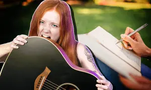 Eine Frau mit roten Haaren beißt in ihre Gitarre, während eine Hand daneben Notizen für eigene Songs schreibt.
