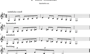 Notenbeispiel der e-moll Tonleiter, natürlich, harmonisch und melodisch. Ein e moll melodisch Stück beginnt.
