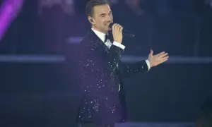Ein Mann im glitzernden Sakko singt ins Mikrofon, ein typischer Auftritt der schlagerstars.