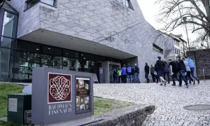 Besucher am Bachhaus Eisenach, dem Geburtsort von Johann Sebastian Bach.