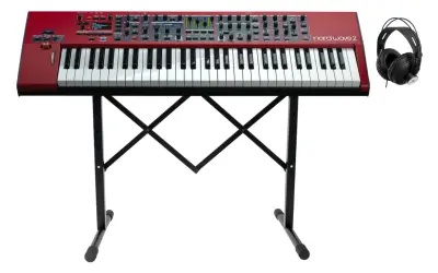 Rotes Nord Wave 2 Keyboard auf einem schwarzen Ständer, daneben Kopfhörer.