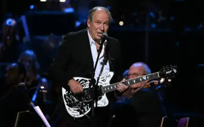 Hans Zimmer spielt auf einer Gitarre mit dem Bond-Logo. Seine beste Filmmusik erklingt live.