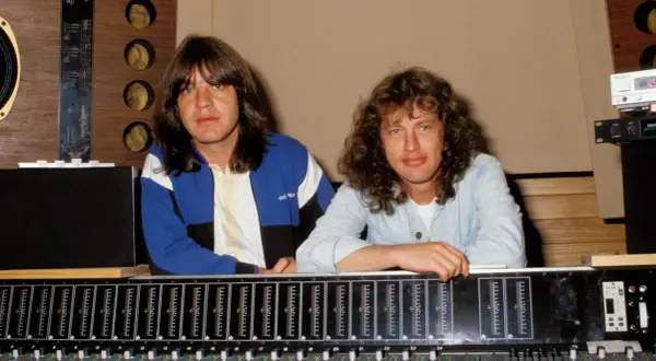 Malcolm Young und sein Bruder im Aufnahmestudio, umgeben von Technik.