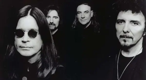 Vier Männer posieren für ein Foto. Sie sind die Mitglieder der ersten Metal Band, Black Sabbath.