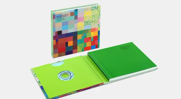 Ein Buch mit bunter Pixel-Kunst-Cover und grüner Hülle, das Antonio Vivaldis "Die vier Jahreszeiten" von den Berliner Barock Solisten präsentiert.