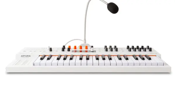 Ein weißes Arturia Minifreak Keyboard mit Mikrofon.