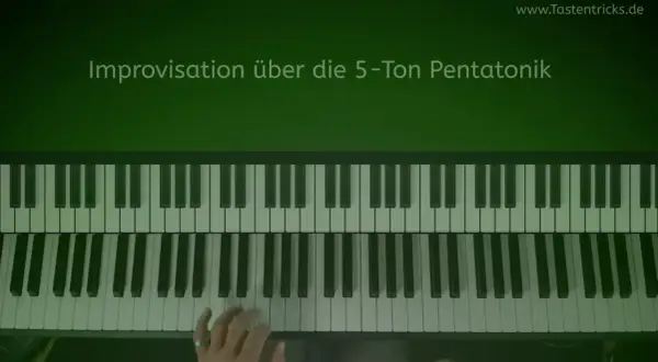 Hände spielen auf einem Klavier die 5-Ton Pentatonik. Improvisation über die Pentatonik.