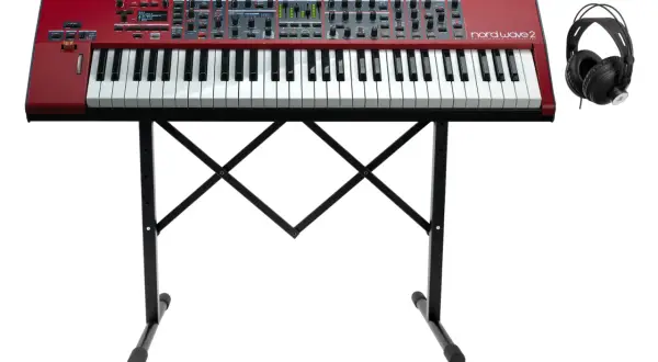 Rotes Nord Wave 2 Keyboard auf einem schwarzen Ständer, daneben Kopfhörer.