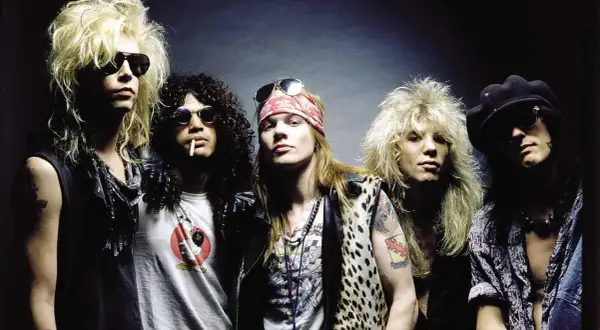 Fünf Musiker der legendären rock gruppen Guns N' Roses posieren lässig.