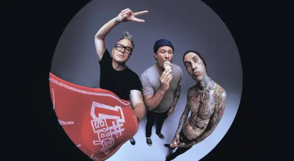 Blink-182, bekannt für ihren Pop-Punk-Genre, mit Eiscreme und einem roten Fächer.