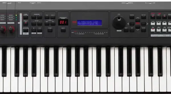 Yamaha MX49 Synthesizer mit 49 Tasten, Reglern und einem Display, bereit für musikalische Kreationen.