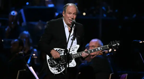 Hans Zimmer spielt auf einer Gitarre mit dem Bond-Logo. Seine beste Filmmusik erklingt live.