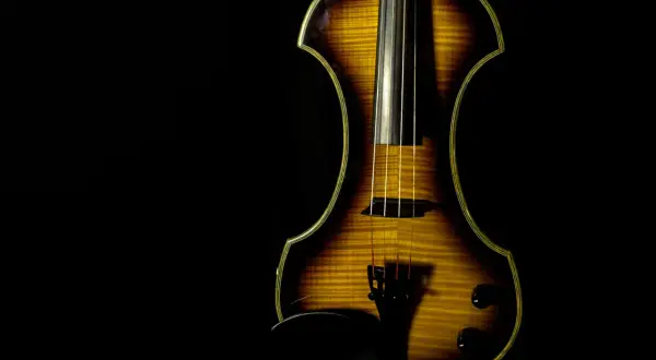 Ein Streichinstrument, das an die Instrumente erinnert, welche Mozart spielte.