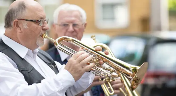 Zwei Musiker spielen Trompeten. Vielleicht spielen sie eines der meistgespielten Lieder bei Beerdigungen in Deutschland.