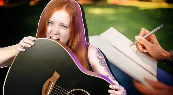 Eine Frau mit roten Haaren beißt in ihre Gitarre, während eine Hand daneben Notizen für eigene Songs schreibt.
