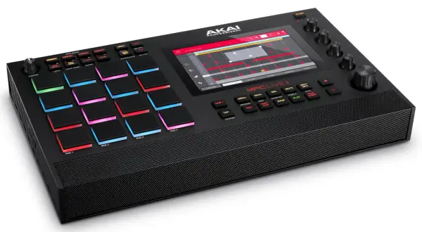 AKAI MPC Live II mit leuchtenden Pads und Touchscreen, bereit für kreative Musikproduktion.