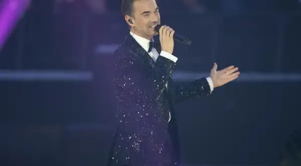 Ein Mann im glitzernden Sakko singt ins Mikrofon, ein typischer Auftritt der schlagerstars.