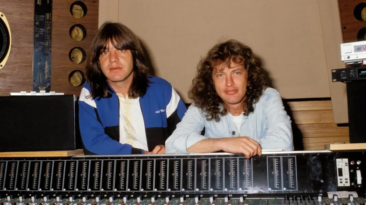 Malcolm Young und sein Bruder im Aufnahmestudio, umgeben von Technik.