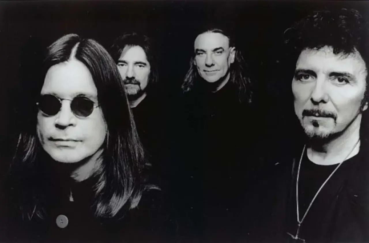 Vier Männer posieren für ein Foto. Sie sind die Mitglieder der ersten Metal Band, Black Sabbath.