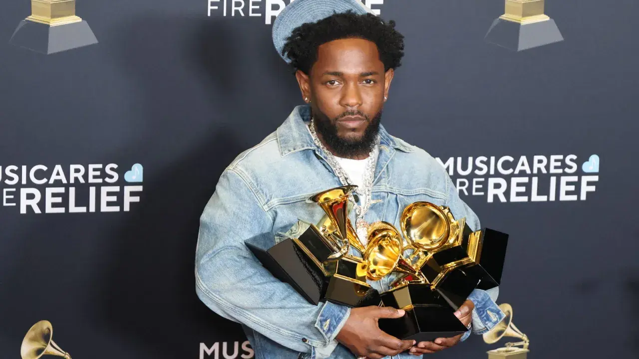 Kendrick Lamar, der beste Rapper der Welt, hält stolz seine Grammys.