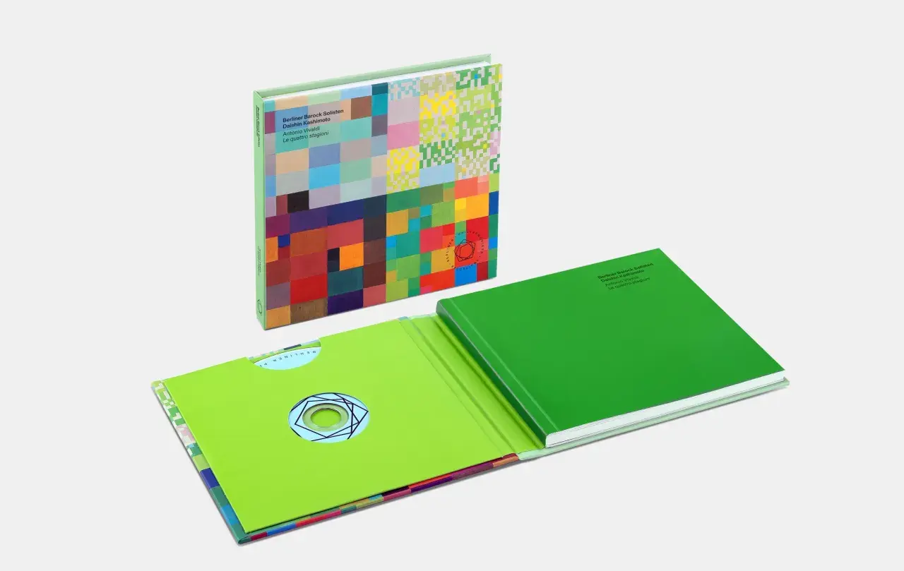 Ein Buch mit bunter Pixel-Kunst-Cover und grüner Hülle, das Antonio Vivaldis "Die vier Jahreszeiten" von den Berliner Barock Solisten präsentiert.