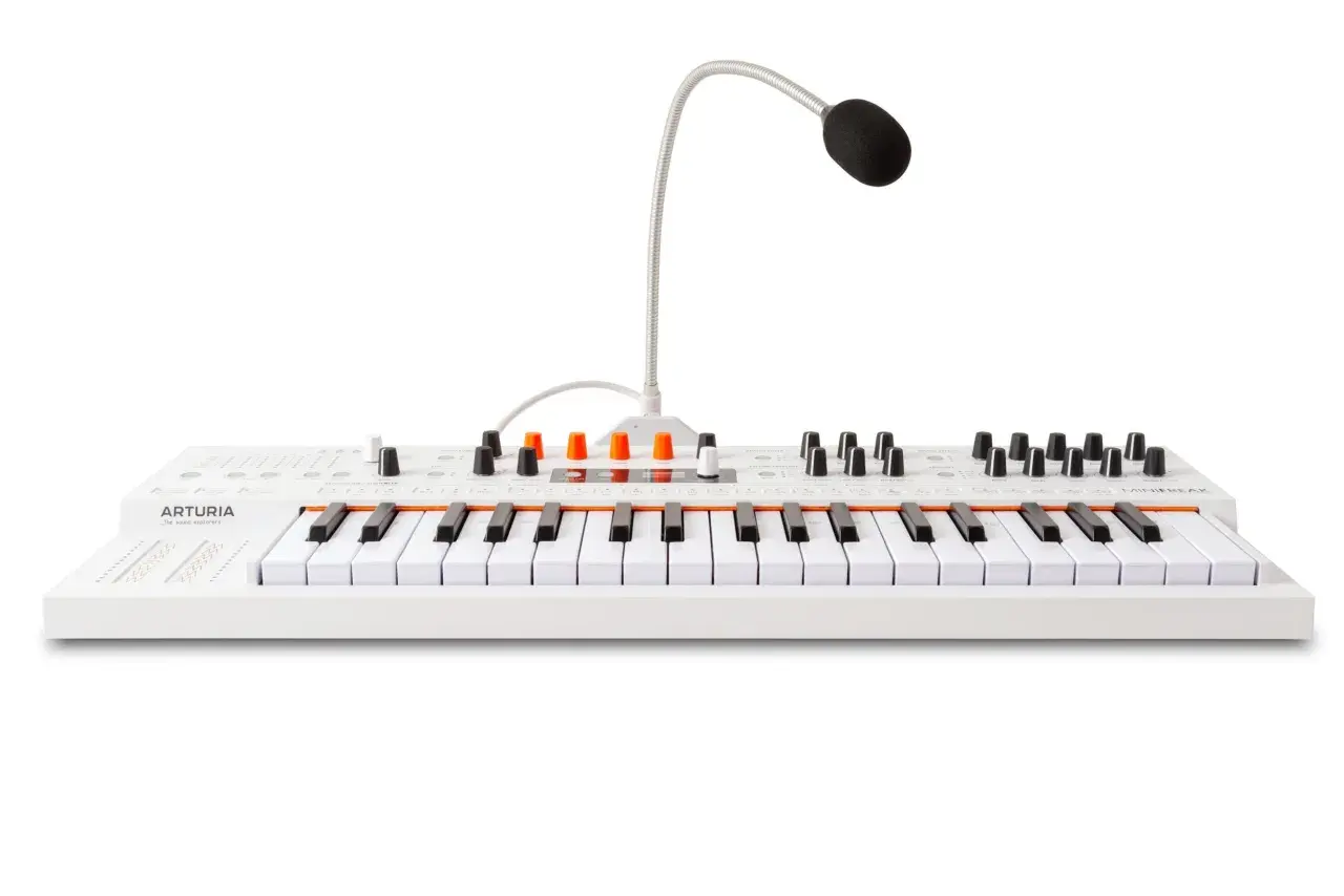Ein weißes Arturia Minifreak Keyboard mit Mikrofon.