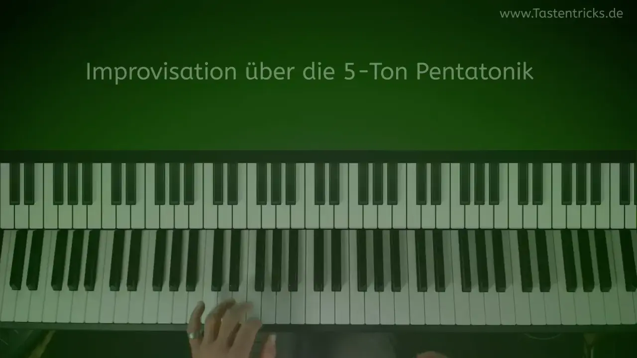 Hände spielen auf einem Klavier die 5-Ton Pentatonik. Improvisation über die Pentatonik.