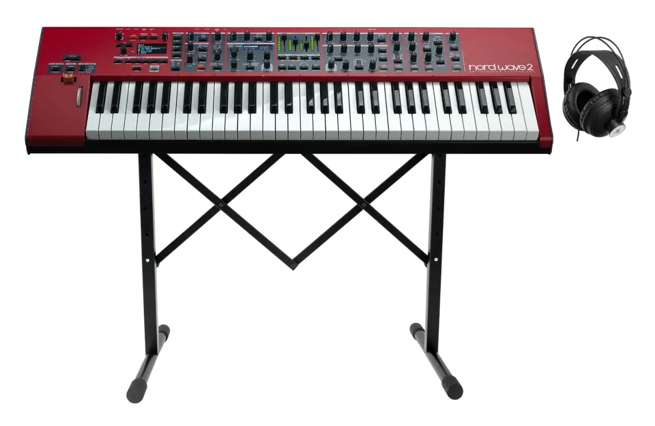 Rotes Nord Wave 2 Keyboard auf einem schwarzen Ständer, daneben Kopfhörer.