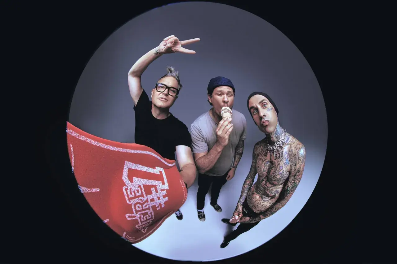 Blink-182, bekannt für ihren Pop-Punk-Genre, mit Eiscreme und einem roten Fächer.